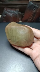 戈壁泥石,紫绿俏色带暗条纹,挺漂亮的颜色,石形完整,微玉化