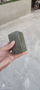 莱石毛公石章料，毛公石是莱州章钮料中最著名的石料，因质地细腻