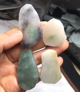 缅甸翡翠原石片料牌子料 玉石毛料花件料 边角料 玉雕练手料冰