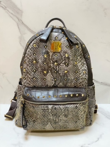 00xy287124925384淘宝mcm 小号 满钉 蛇皮压纹 双肩包,女生双肩最棒