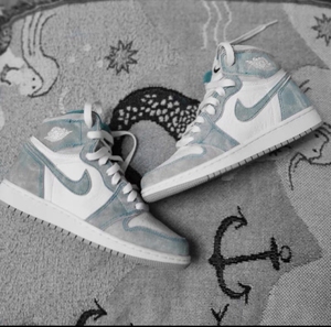 aj乔1女款 非常火的蒂芙尼蓝色 低价转卖 二手