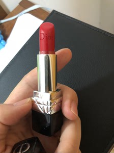 迪奥844号口红,去年购买,使用次数手指都能数得过来,可以看
