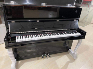 急售一台全新中德合资施诺德钢琴,全新 膜都没斯 展厅里的样品