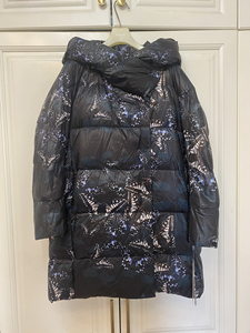 全新滕氏腾氏萨侬蝴蝶印花连帽羽绒服,含绒量143克