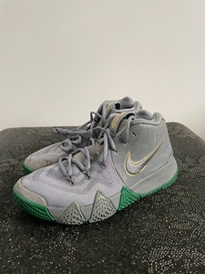 欧文4球鞋凯尔特人42码 成色如图鞋底轻微磨损鞋头有点补胶痕