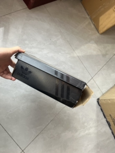 求阿迪达斯黑色鞋盒  看好了兄弟们
