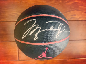 飞人乔丹亲笔签名篮球,全新真品, 照片就是实物.2016年小