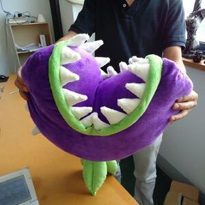 新款植物大战僵尸创意毛绒玩具爱情公寓同款食人花大嘴花抱枕靠垫