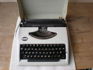 英雄牌老式英文打字机