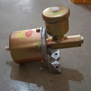 装载机刹车加力泵