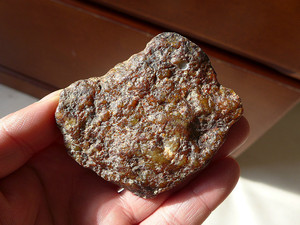 天然岫岩透闪石老玉红皮青白肉河磨玉籽料原石批发 145g