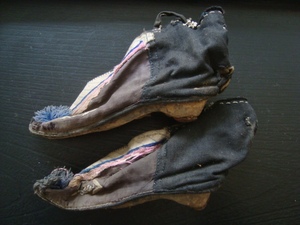 t3064清代小三寸金莲素色铁底小花蝴蝶精致女鞋一双,极古老