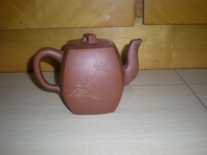 出文革时期小石雕刻字和梅花的中四方紫砂壶(包老保真)