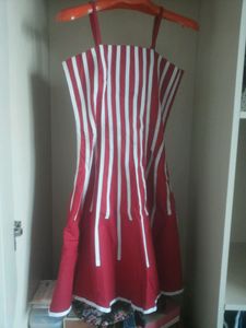 竖条纹红色吊带连衣裙