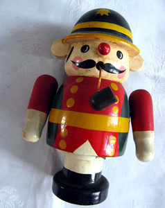 老旧80年代改革开放初叼烟斗的木头玩偶可做摆件欣赏影视道具