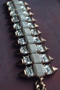 J品牌龙骑士 古铜色金属尖锥方形水晶钻灰亚克力组合宽手链