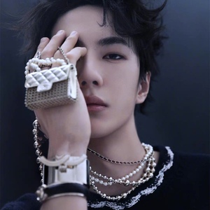 王一博同新款复古链条织带珍珠双层迷你斜跨金属中重工小方包项链