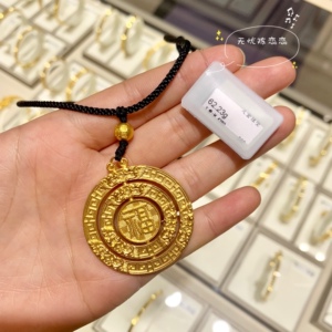 周大福福在眼前吊坠