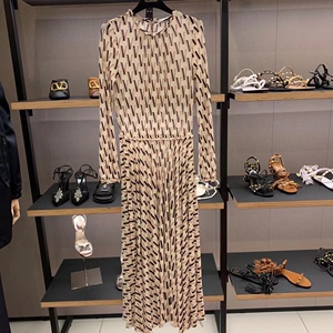 淘宝 桐乡市华伦智圣服饰漫步莱茵河 收腰显瘦v领短袖真丝连衣裙品 