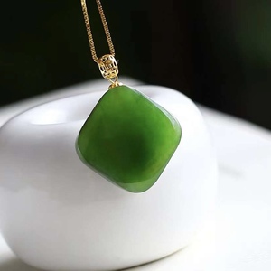 天然新疆和田碧玉菱形无事牌吊坠18k金镶嵌阳绿方形锁骨链项链女