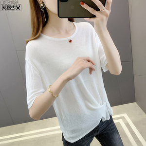 浅色系针织上衣