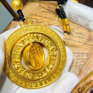 周大福传承系列福在眼前古法黄金足金吊坠长辈生日礼物