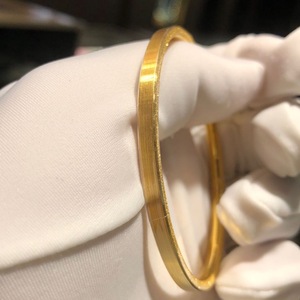 周大福黄金手镯拉丝手镯侧面磨砂筷子手镯拉丝亮面磨砂结婚三金