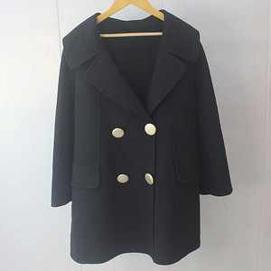 前后纽扣大衣