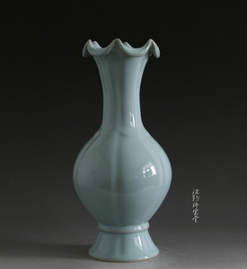 朱文立汝瓷天青荷叶口瓶