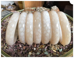 珊瑚玉手镯   乳白色透 带花  圈口50-60