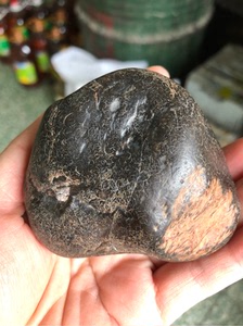 黑龙江天然牛角冻红草花玉桫椤玉原石手把件雕刻料摆件260克