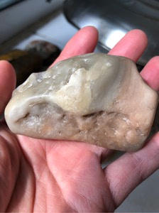 黑龙江天然蜡石原石油润光滑手把件雕刻料摆件117克