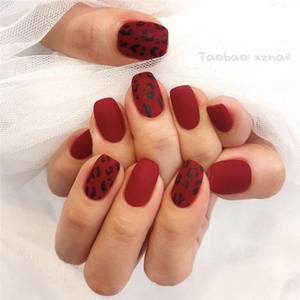 红色豹纹指甲磨砂