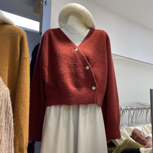 兔绒包芯纱设计感不规则斜扣v领短款针织衫秋冬新款小个子毛衣女