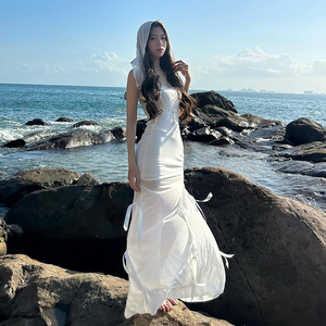 度假风海边沙滩白色抹胸连衣裙纯欲辣妹设计感蝴蝶结网纱飘带长裙