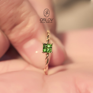 【小绿方】 18k黄金镶嵌 电光绿天然沙弗莱绿宝石 时尚戒指女
