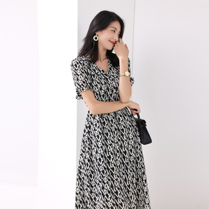 碎花连衣裙2022年新款女装设计感小众裙子春夏中长裙诗织旗舰店279