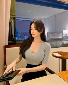 韩国欧尼温柔气质V领修身中袖针织衫女2024年显身材纯色上衣8090