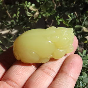 方言精品辽宁标本岫玉老熟油润鸡油黄玉巧雕貔貅瑞兽 吊坠手把件t