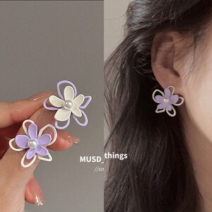 不对称撞色珍珠花朵耳环小众设计感耳饰紫色清新春天款耳钉饰品女