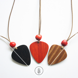 原创设计手工木质拨片项链定制刻字个性民谣男女情侣红豆吊坠礼物