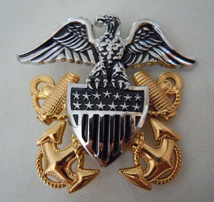 美国海军军官大檐帽金属大帽徽二片式卡其白色大檐帽全球鹰帽徽