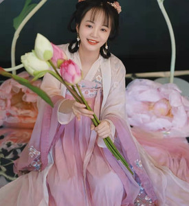 出租【汉尚华莲】知否合作款盛墨兰粉色花朵刺绣齐胸襦裙大袖汉服