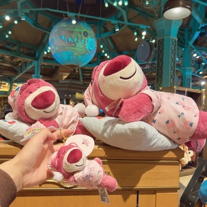 上海迪士尼代购国内 草莓熊卡通可爱草莓味枕头睡眠公仔挂件