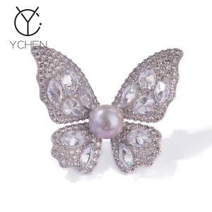 高级感淡水珍珠会发光的蝴蝶胸针女精致大气高档西装配饰水晶别针
