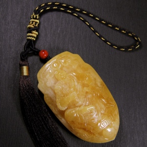 天然蜜蜡手把件关公题材李卫大师作品精工雕刻蜡质好精工雕刻