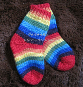 针依恋纯手工编织新生儿婴儿男女宝宝冬保暖纯羊毛线彩虹条纹袜子