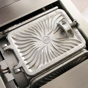 老式火烤手工蛋卷机 燃气商用恒温脆皮蛋筒机冰激凌甜筒机