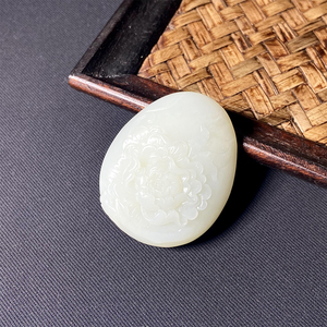 【咖啡色】新疆和田玉羊脂白玉且末米达料双面牡丹花雕刻吊坠挂件