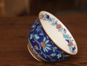 日本进口幸山窑彩绘描金唐草轻量高温骨瓷金边轻薄茶具日式品茗杯